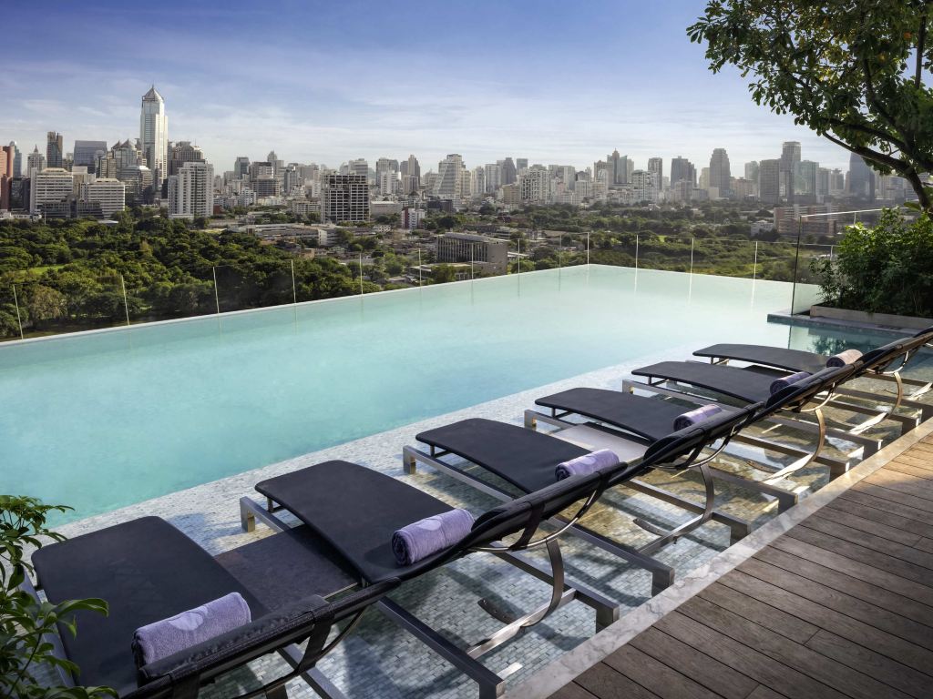 สระ infinity ของ SO/ Bangkok มองข้ามสวนลุมพินีและตึกระฟ้ากรุงเทพ