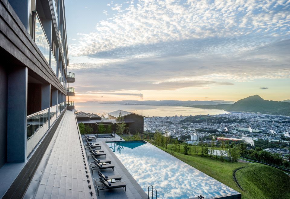 Infinity Pool ของ ANA InterContinental Beppu วิวเมืองและอ่าวเบ็ปปุตอนเย็น