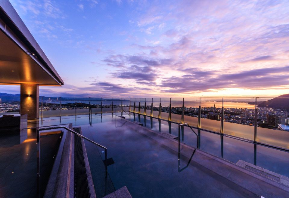 อ่างออนเซ็น infinity ของ Suginoi Hotel วิวเมืองเบ็ปปุและอ่าวยามพระอาทิตย์ตก