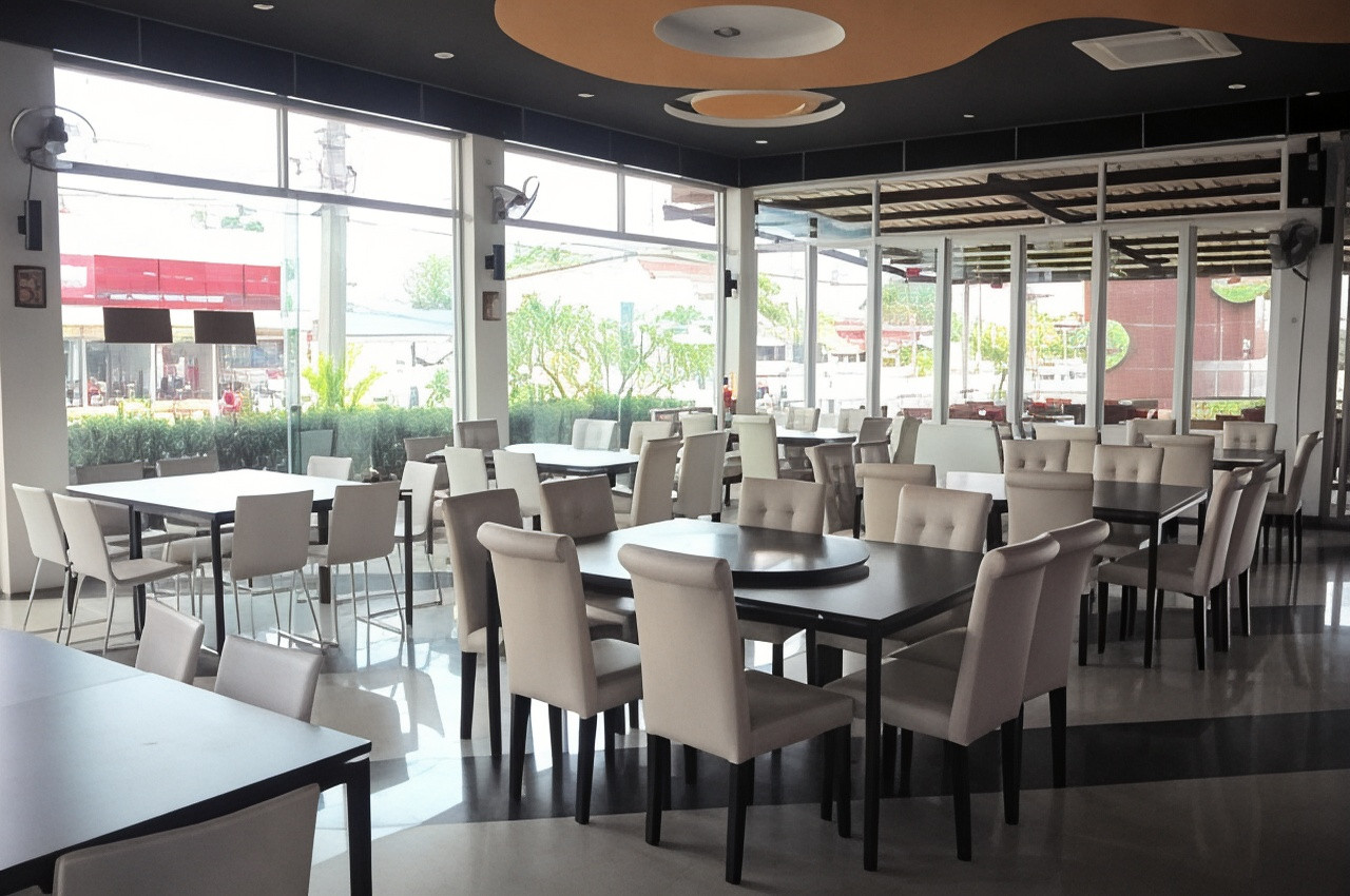 ร้านอาหาร Krau BK ผนังกระจกใส มองออกไปเห็นถนนในเมืองบึงกาฬ