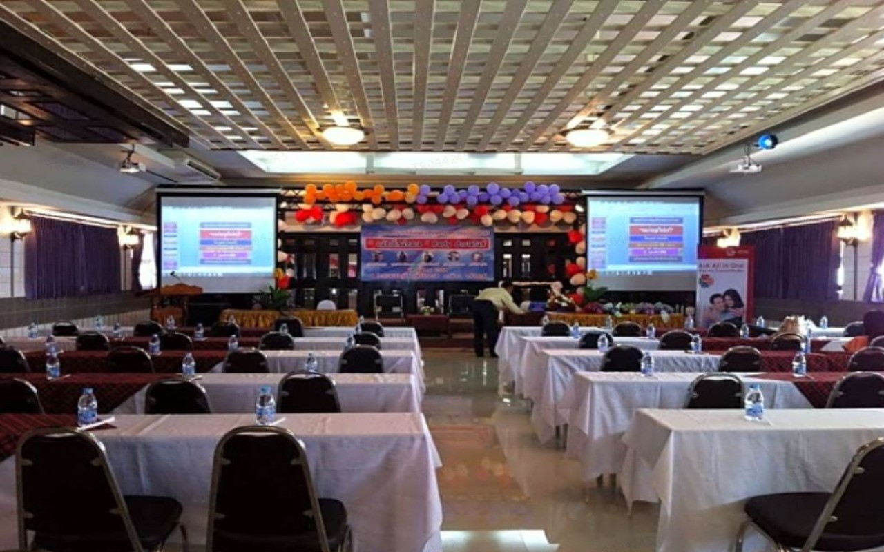 ห้องประชุมขนาดใหญ่ของ Century Grand Hotel จัดแบบห้องเรียนพร้อมจอภาพ