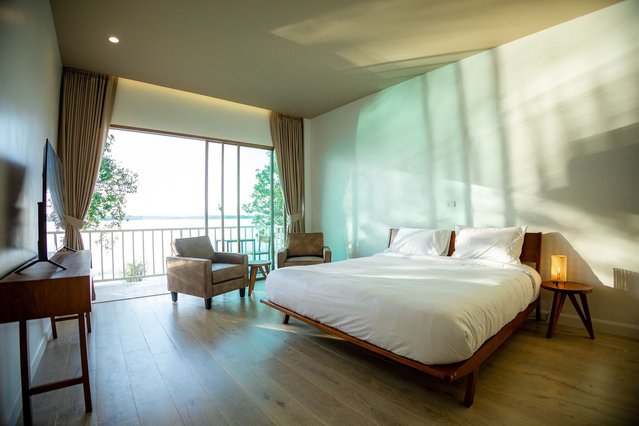 ห้องเตียงคิง Lake House Tham Nakha เปิดระเบียงเห็นวิวบึงโขงหลง