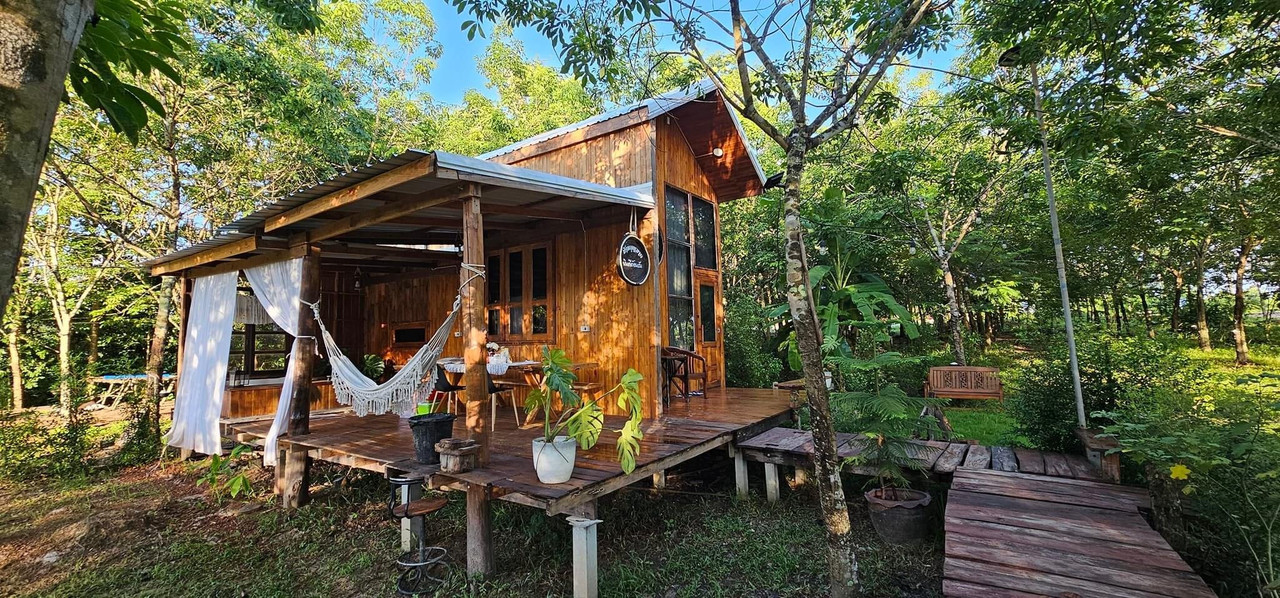 บ้านไม้ระเบียงเปลญวนกลางสวนที่ Poonwana Cottage บึงกาฬ