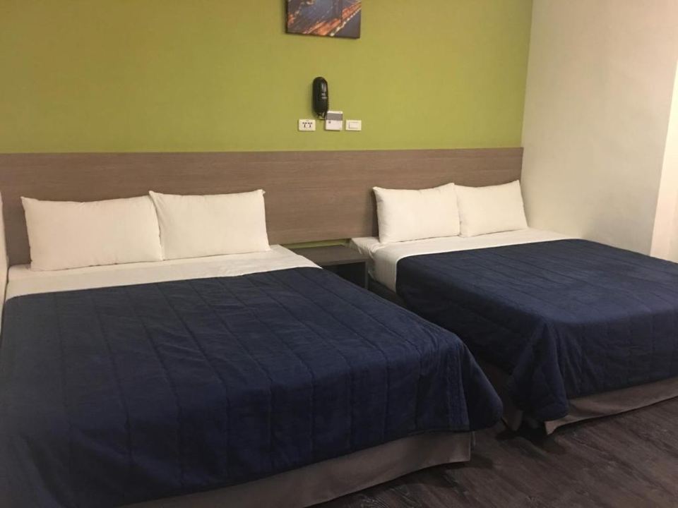 ภายในห้องพักของ Bulowan Hotel พร้อมแอร์และเฟอร์นิเจอร์พื้นฐาน