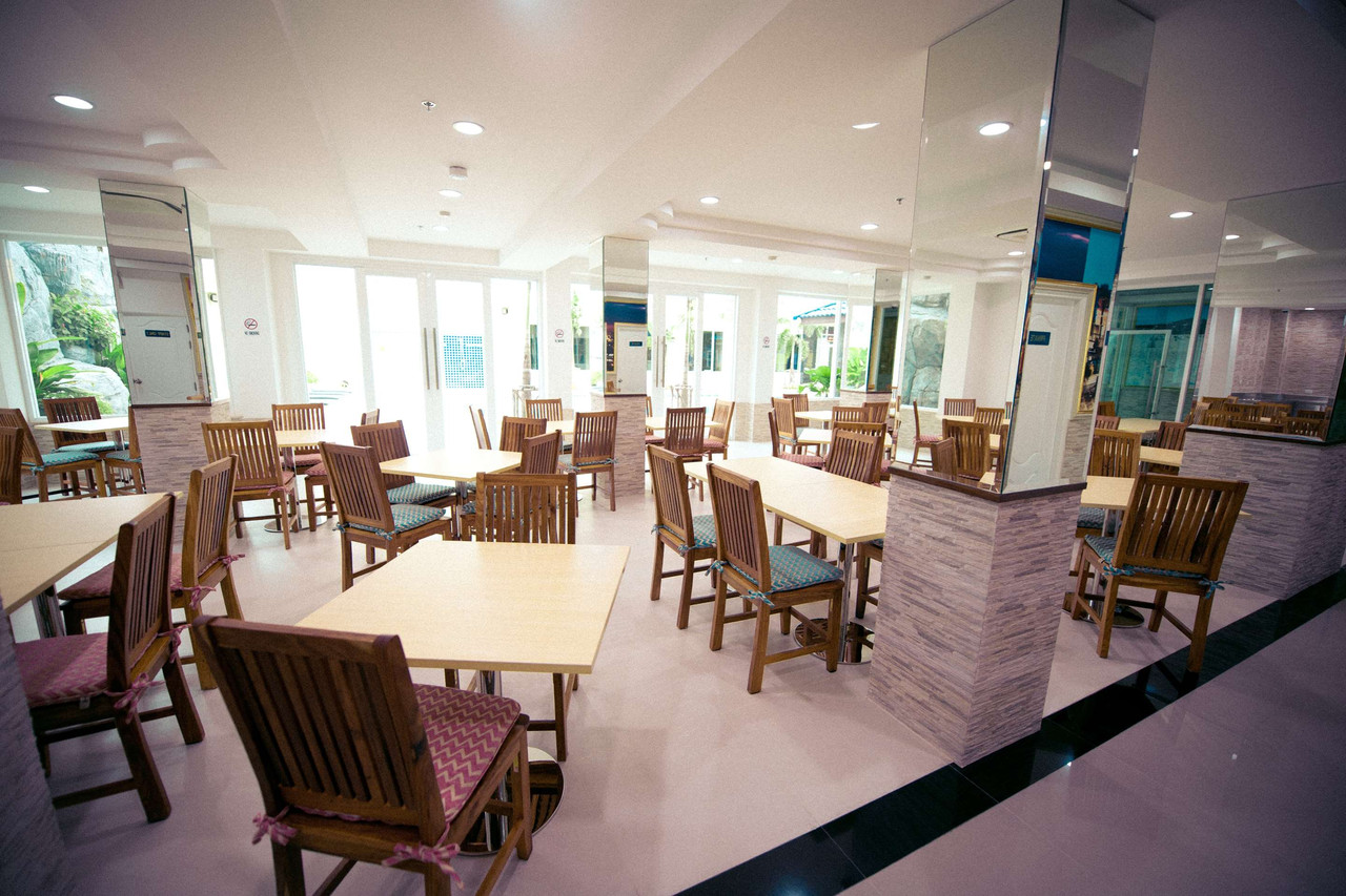 ห้องอาหาร Chic บรรยากาศสว่าง โต๊ะไม้สำหรับมื้อเช้า