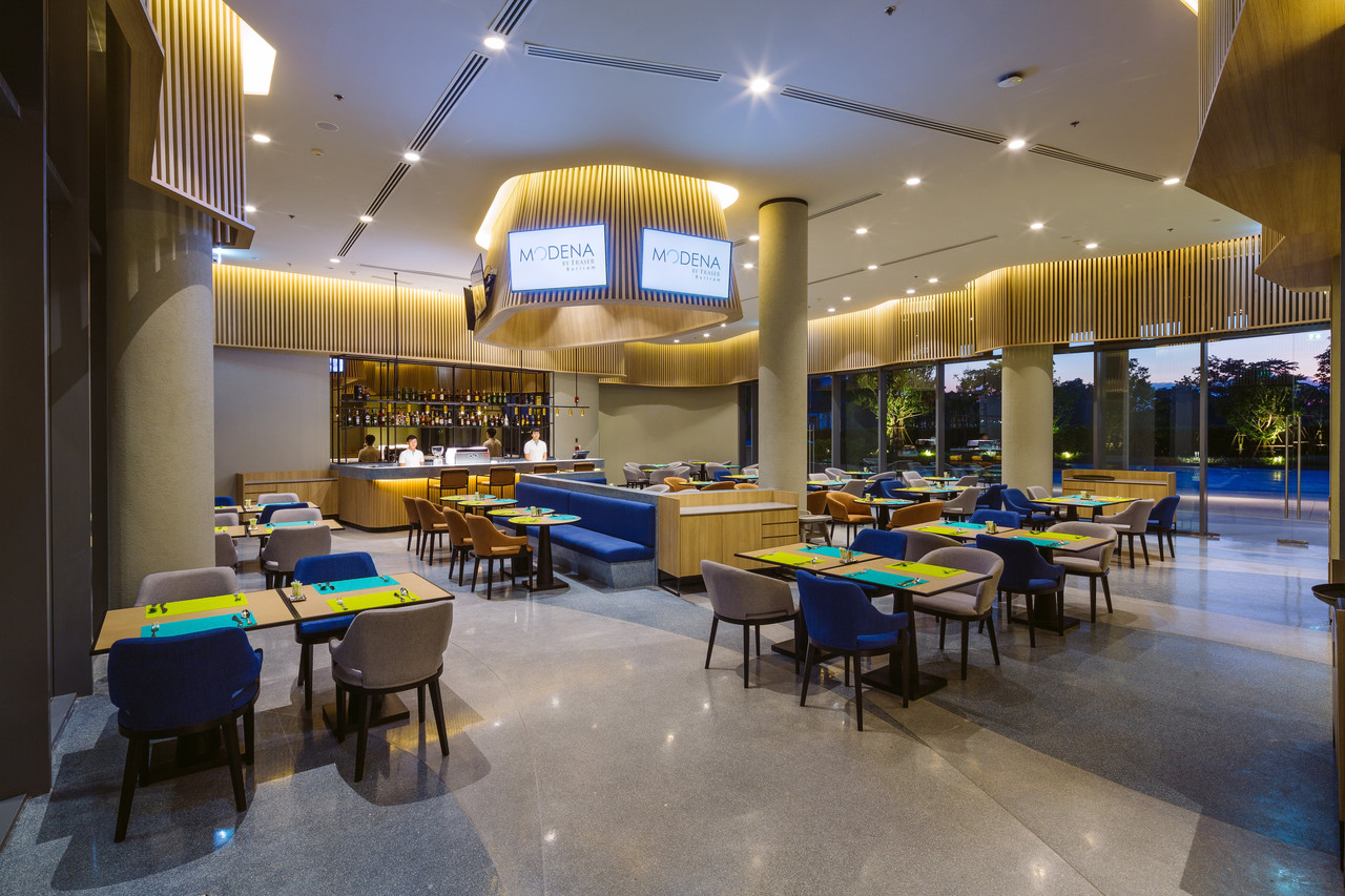 ร้านอาหาร Bistro@M ที่ Modena by Fraser Buriram พร้อมป้ายโรงแรม