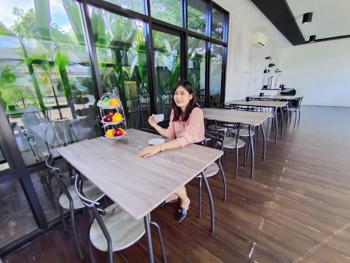 ดาดฟ้านั่งกินมื้อเช้าพื้นไม้ กระจกบานใหญ่มองเห็นต้นไม้เขียว