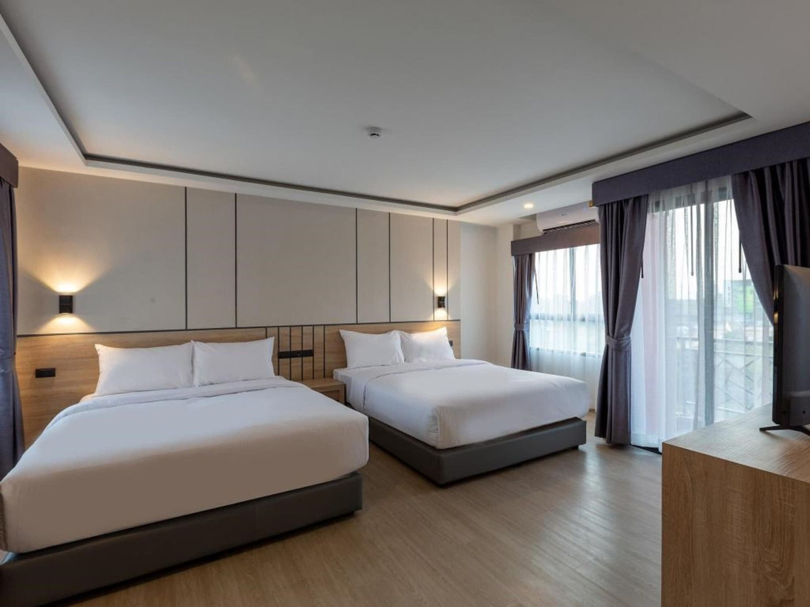 ห้องพักเตียงคู่ Heaven Hotel Chachoengsao พื้นไม้ ระเบียงรับแสง