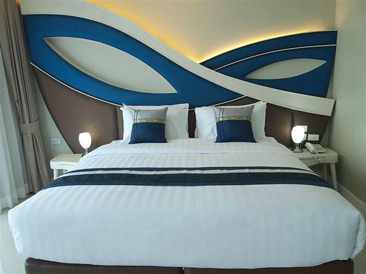 ห้องพัก Sunrise Lagoon Hotel and Golf หัวเตียงลายโทนน้ำเงิน