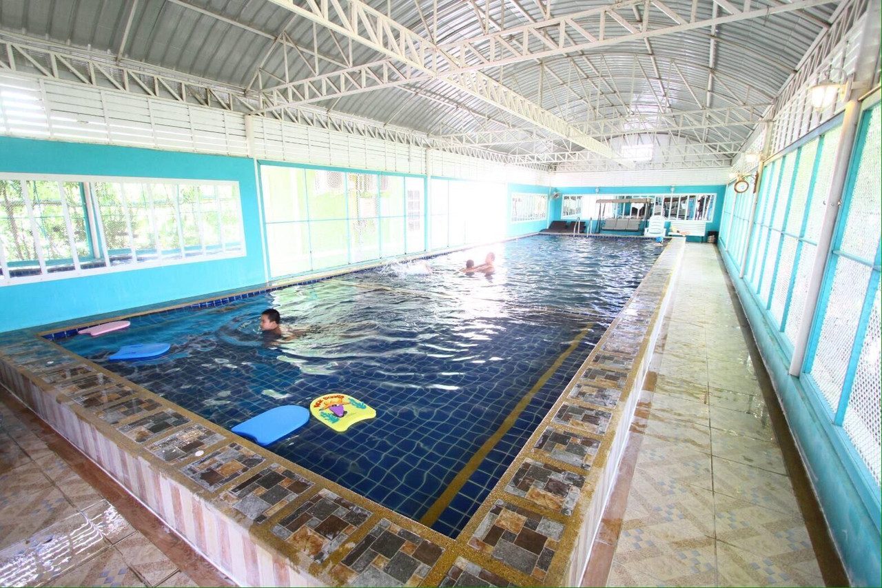 สระว่ายน้ำในร่มของ Fantasy Resort Chainat