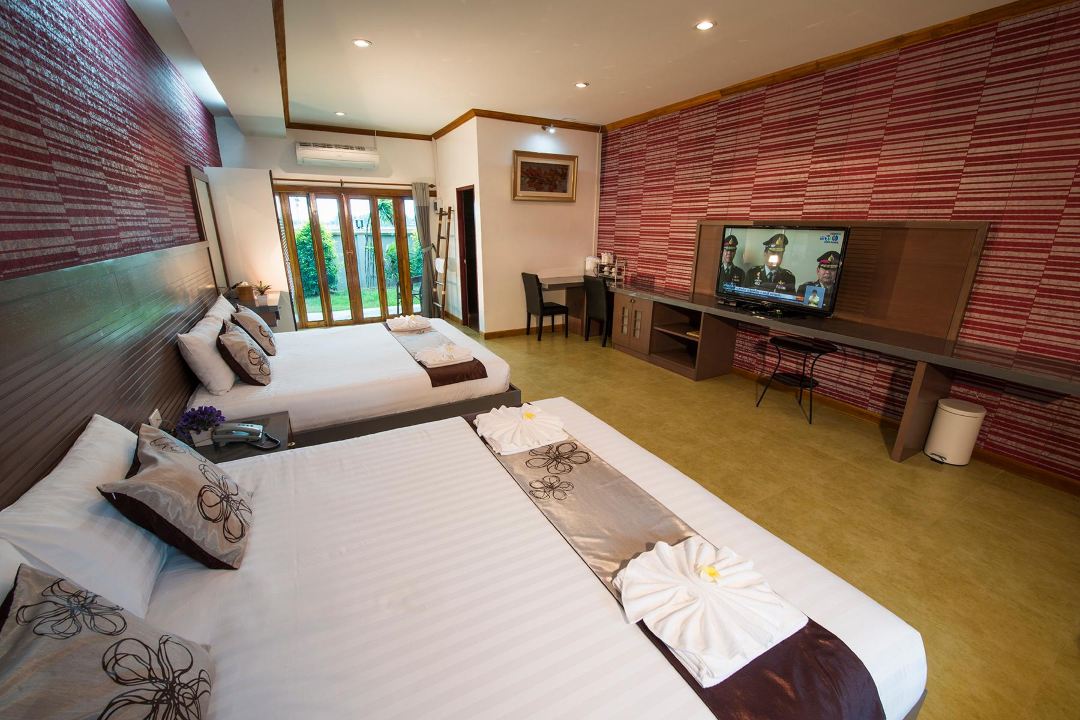 ห้องพักภายใน 111 Resort & Spa เตียงคู่ ผนังลายไม้สีแดง