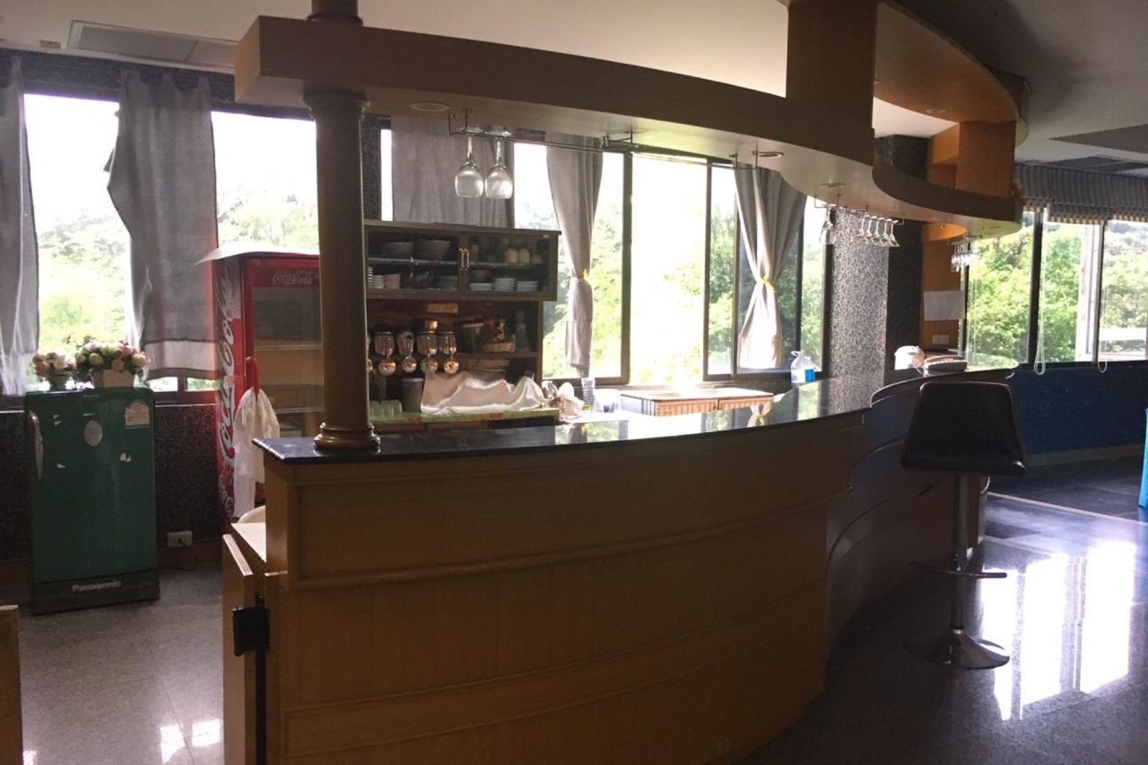 ร้านอาหารและบาร์ในล็อบบี้ของ Chainat Thani Hotel