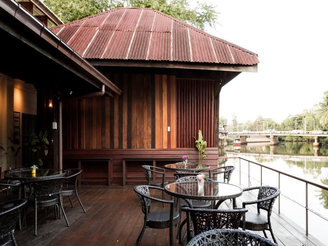 ระเบียงริมน้ำสำหรับมื้อเช้า มองเห็นสะพานข้ามแม่น้ำจันทบูร