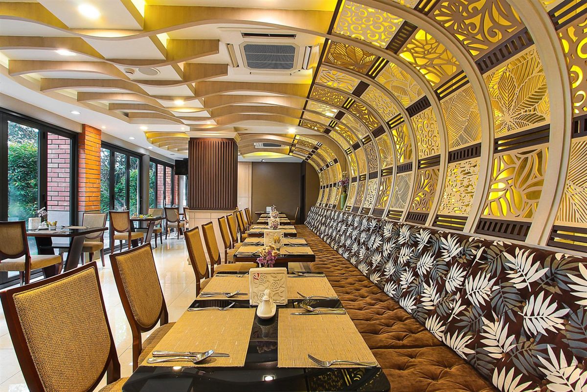 ห้องอาหารเช้าเพดานไม้สักโค้ง บรรยากาศอบอุ่นของโรงแรม
