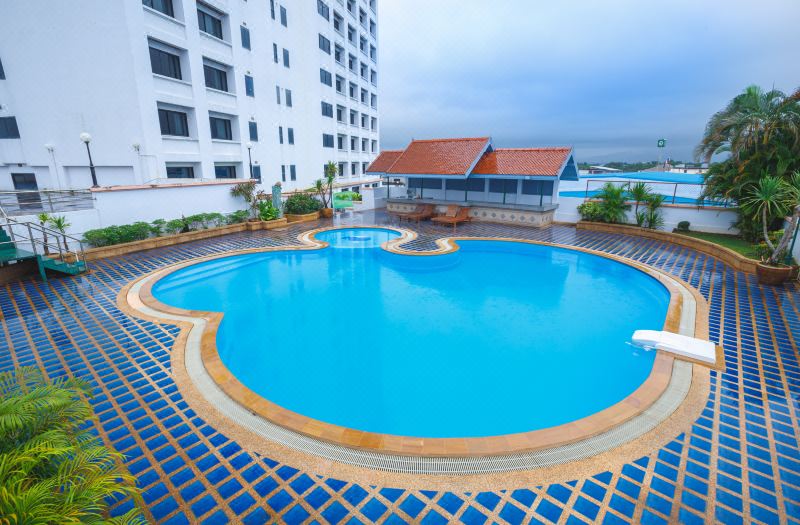 สระว่ายน้ำกลางแจ้งชั้นบนของ K.P. Grand Hotel จันทบุรี