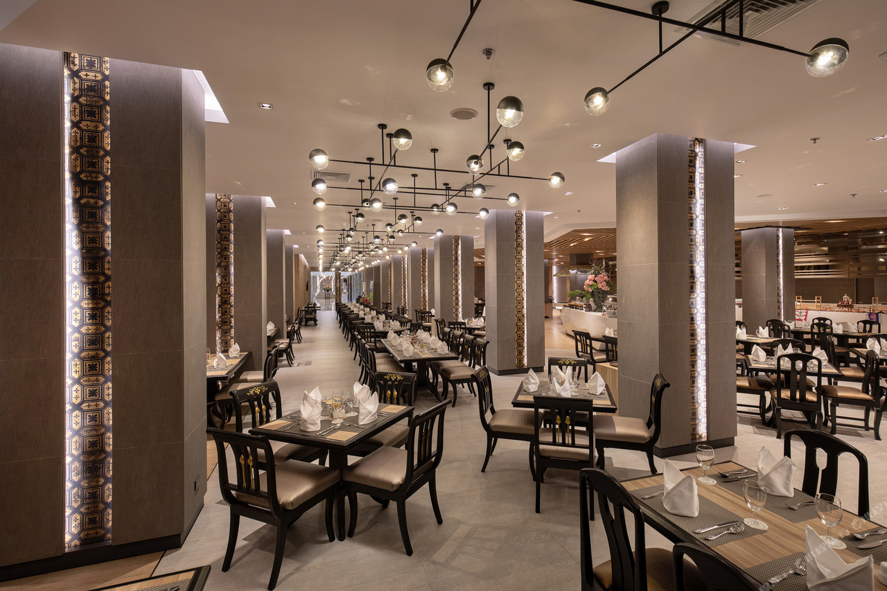 All-Day Dining hall with gold Lanna-pattern columns