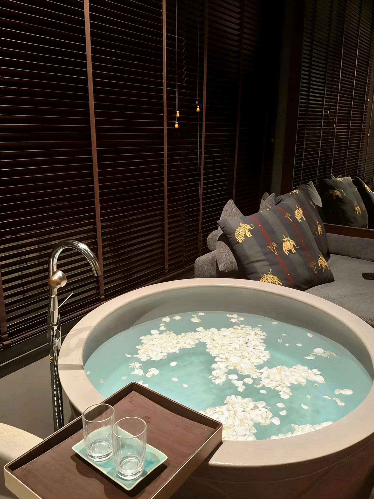ห้องสปาที่ Avani Pattaya พร้อมอ่างแช่โรยกลีบดอกไม้