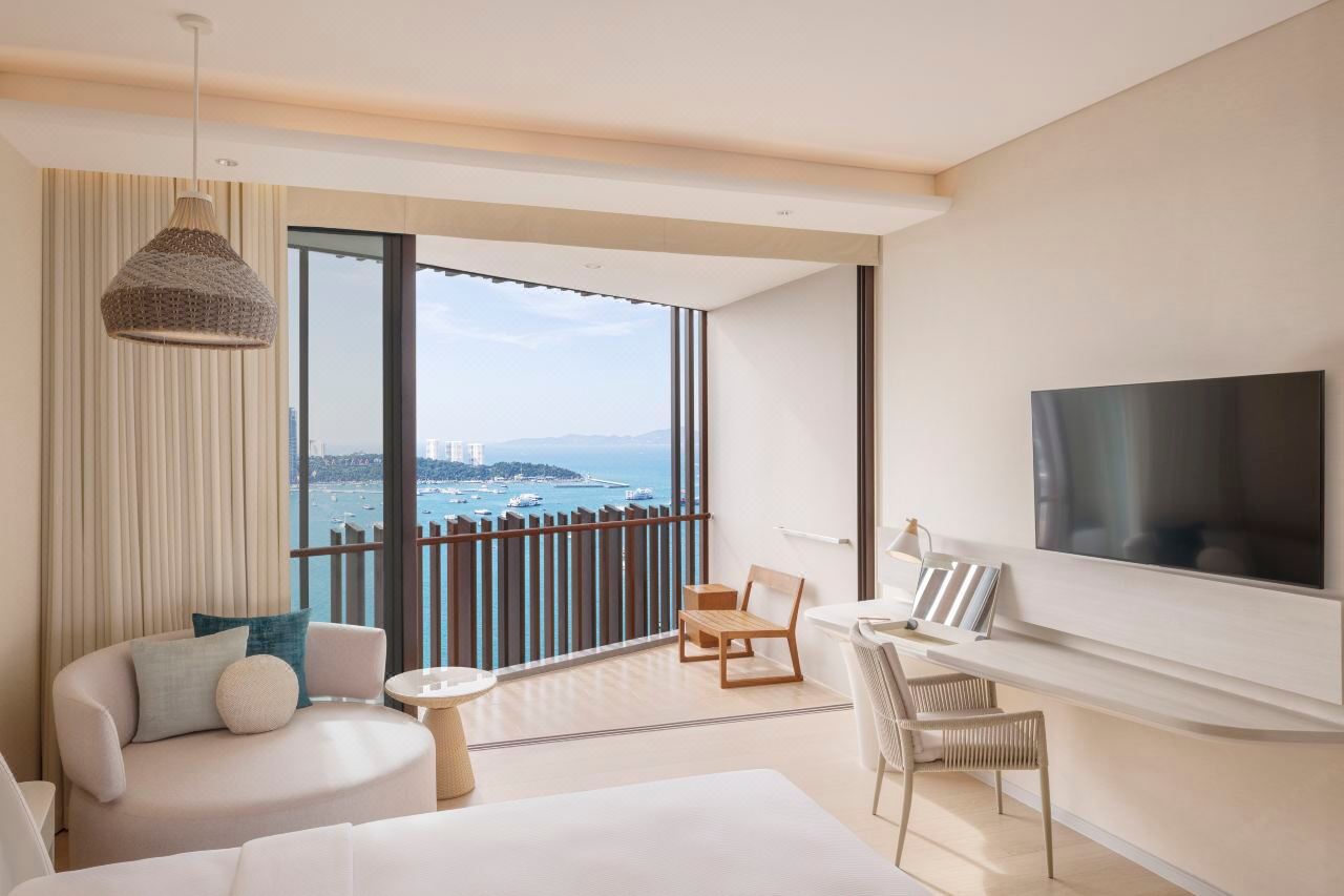 ห้อง Deluxe Ocean View พร้อมระเบียงวิวอ่าวพัทยา