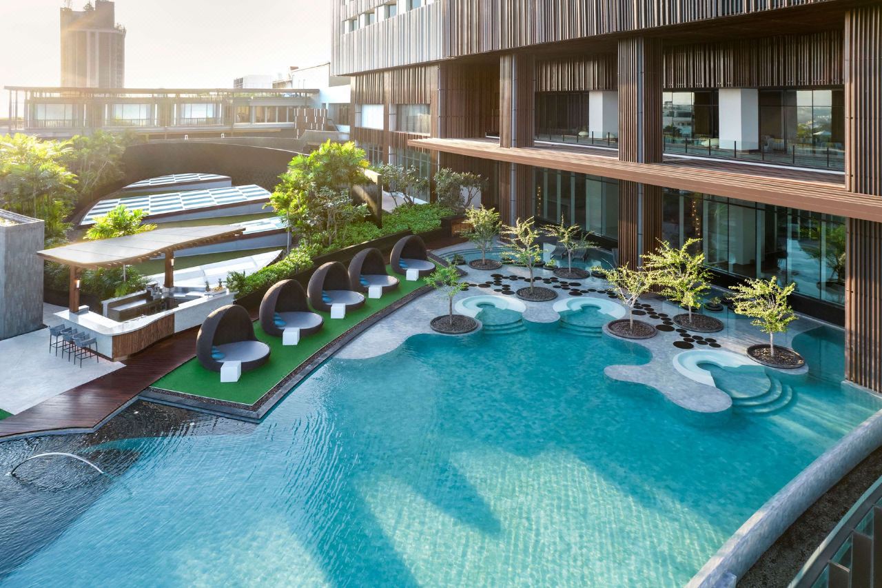 สระว่ายน้ำ infinity ชั้น 16 กับเก้าอี้ทรงไข่ริมสระ