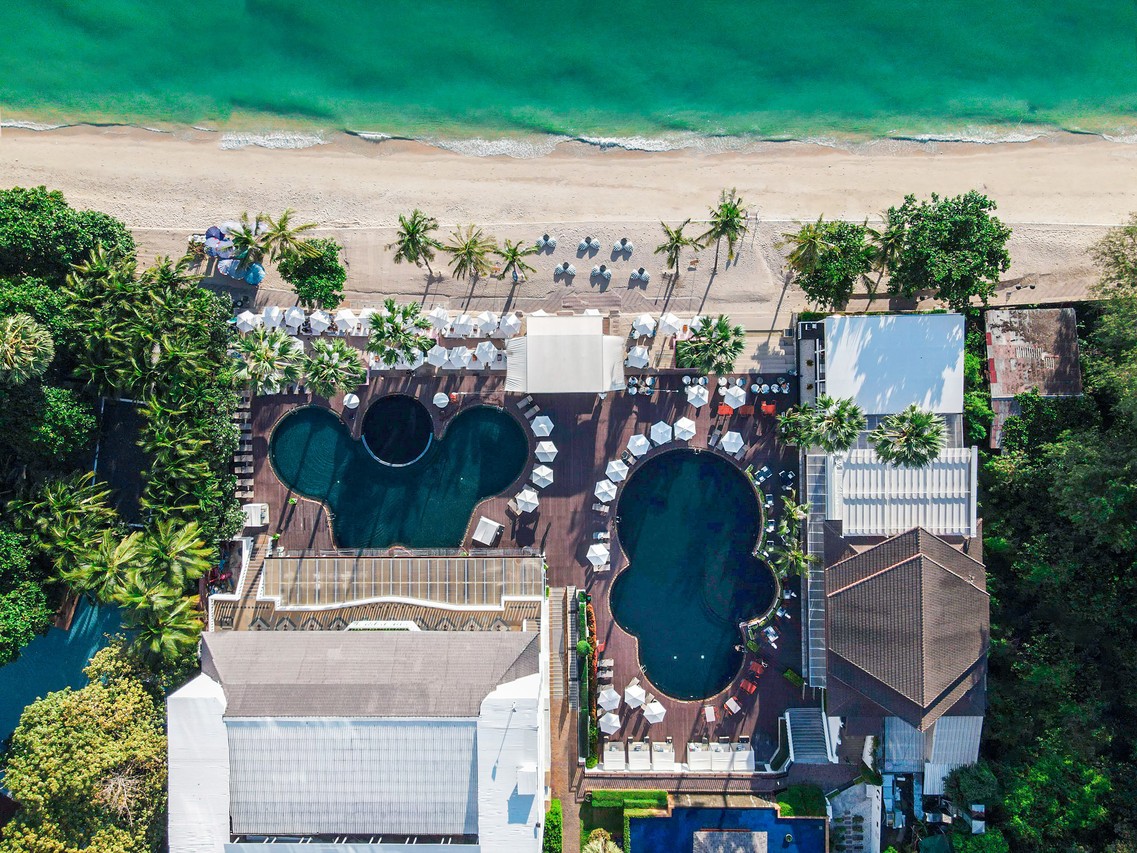 มุมสูงแสดงสระว่ายน้ำรูปทรงอิสระสองสระติดหาดวงศ์อมาตย์ Pullman Pattaya Hotel G