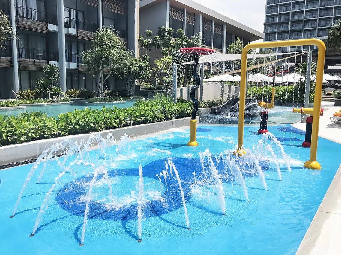 Children's splash pool area with the resort room wings around it