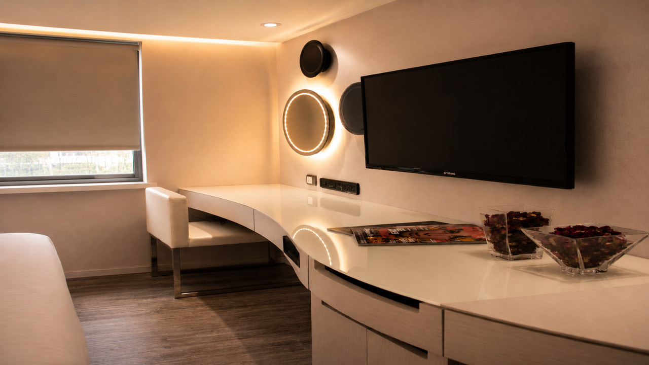 ห้องพัก Standard ดีไซน์ทันสมัย โต๊ะ LED mirror ทีวีจอแบน The Cloud Hotel