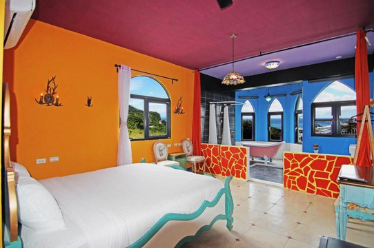 ระเบียงหน้าแมวของ Twinkle Ocean Hostel มองออกสู่ท่าเรือนันเหลียว เกาะกรีน