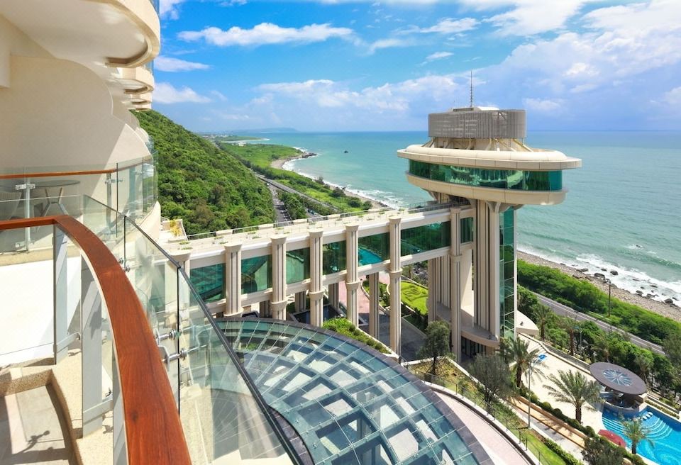 อินฟินิตี้พูลของ H Resort Kenting มองออกไปเห็นทะเลจีนใต้ไร้สิ่งกีดขวาง