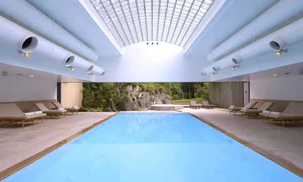 สระว่ายน้ำในร่ม skylight ของ Gora Kadan