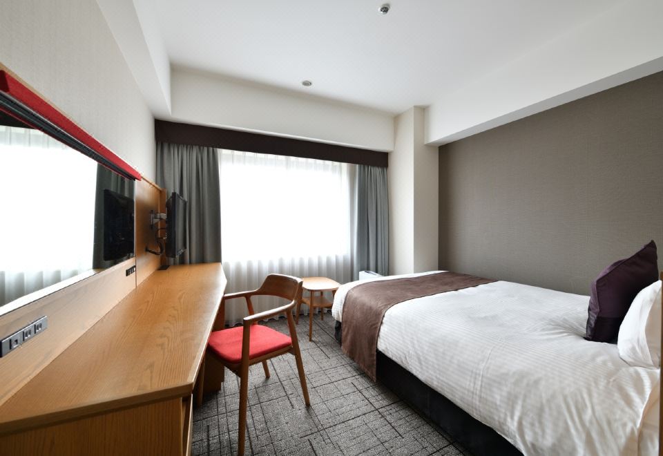 ห้องพักมาตรฐาน Standard Twin ของ Hotel Granvia Hiroshima เตียงสะอาด โต๊ะทำงาน วิวเมือง