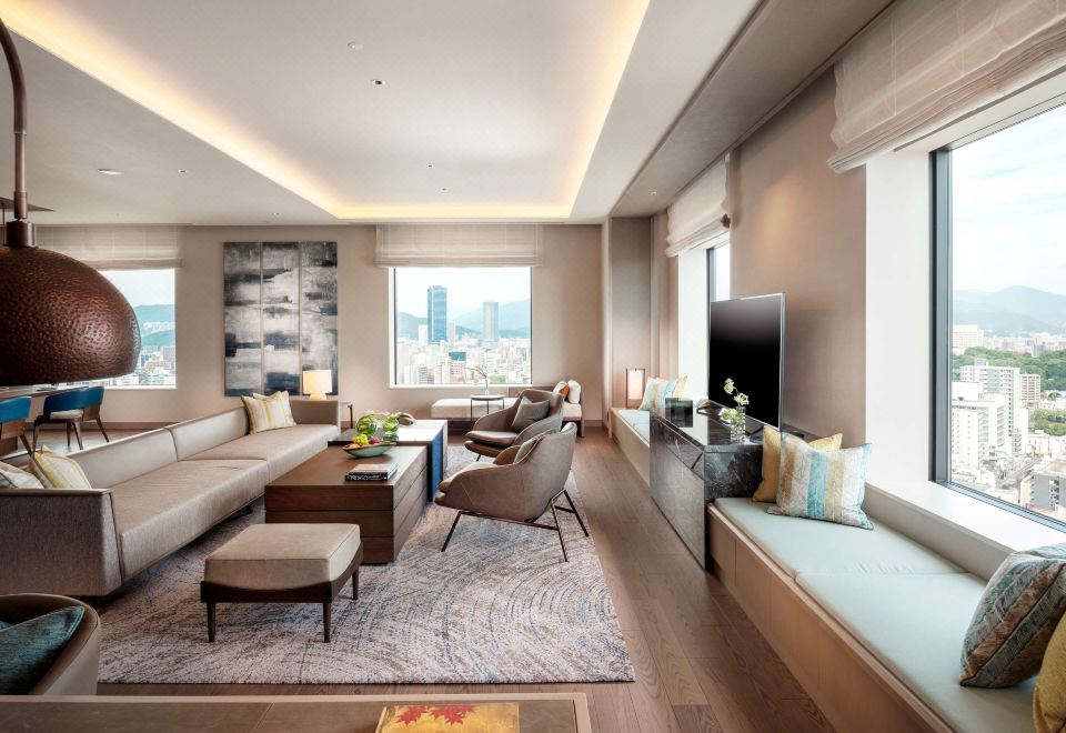 ห้อง King Suite ของ Hilton Hiroshima ห้องนั่งเล่นกว้างขวางวิวเมืองและภูเขา