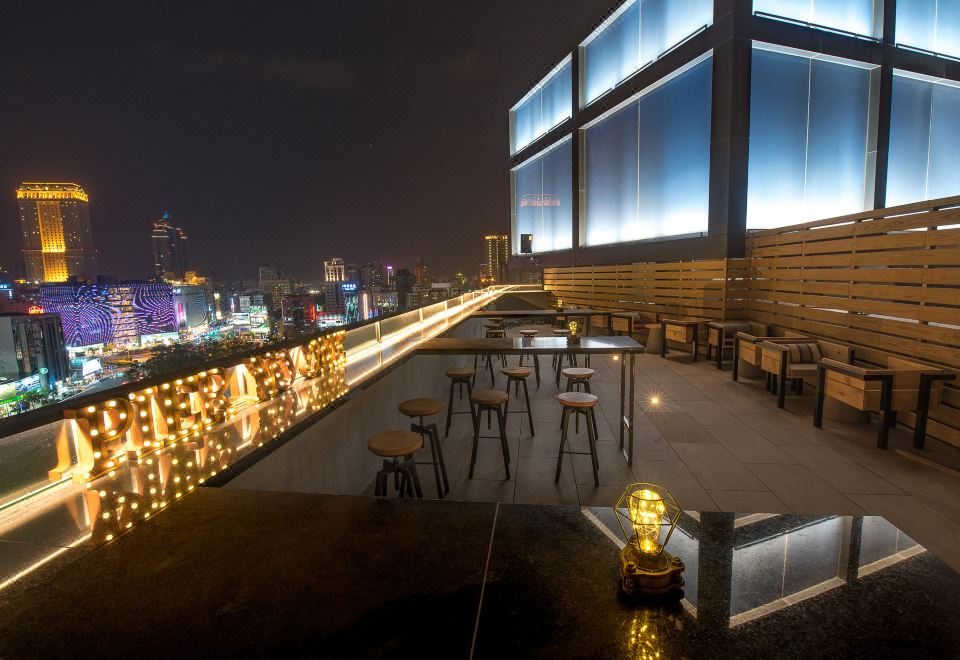 สระว่ายน้ำอินฟินิตี้บนรูฟท็อป Hotel Indigo Kaohsiung