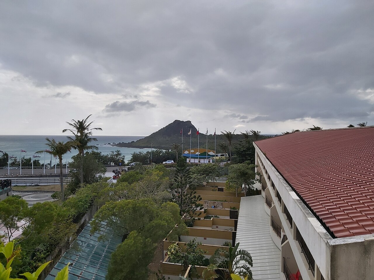 สระว่ายน้ำกลางแจ้งขนาดใหญ่และสิ่งอำนวยความสะดวกบริเวณรอบสระของ Howard Beach Resort