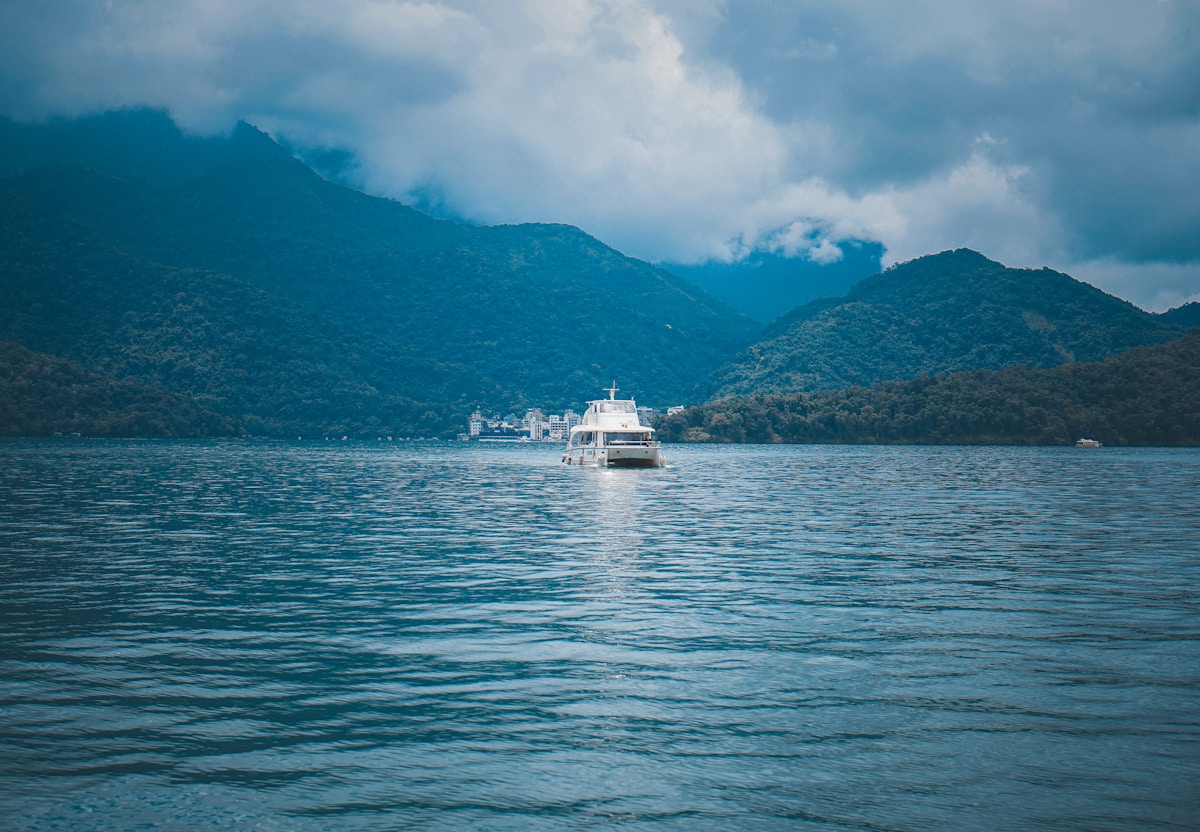 วิวทะเลสาบสุริยันจันทราจากห้องพัก Hu Yue Lakeview Hotel