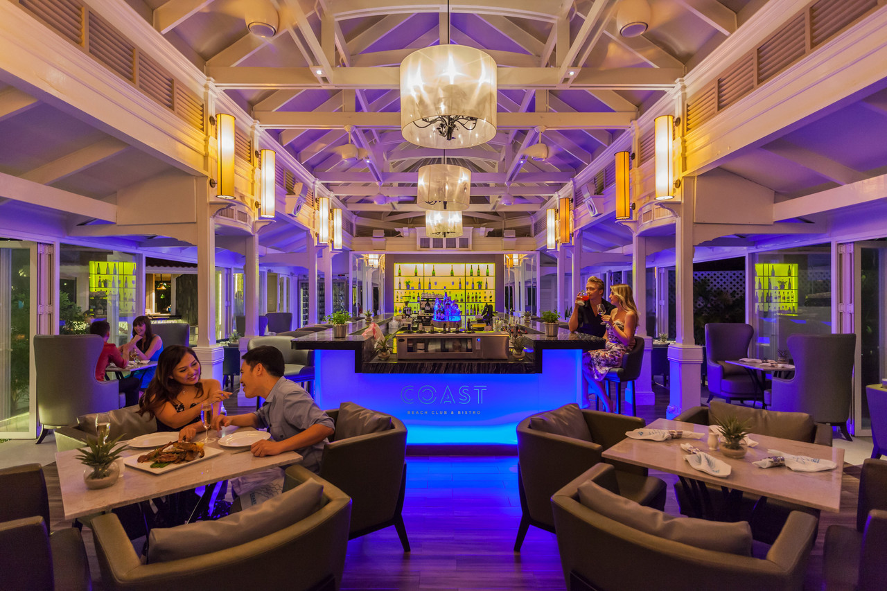 ห้องอาหาร COAST Beach Club & Bistro ริมหาดยามค่ำ