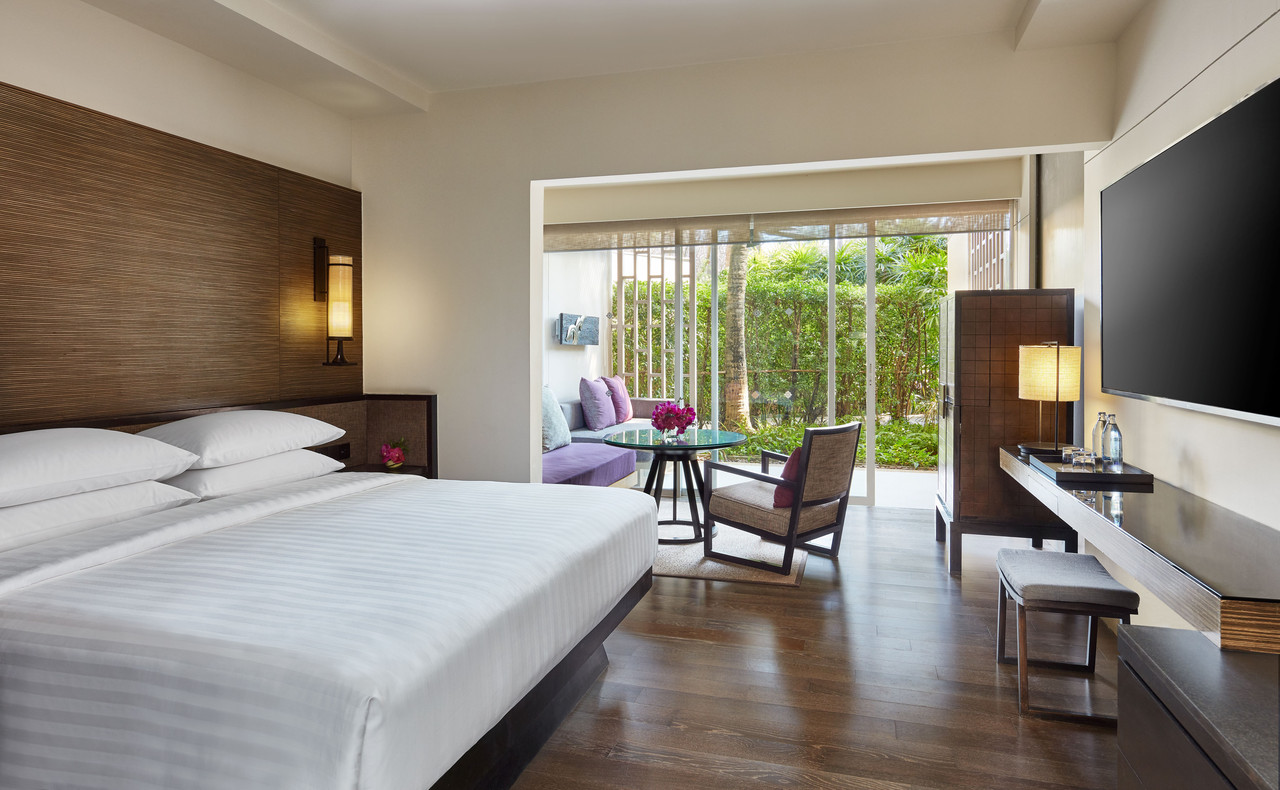 ห้องพัก Hyatt Regency Hua Hin โทนไม้สว่าง มี daybed มองออกสวน