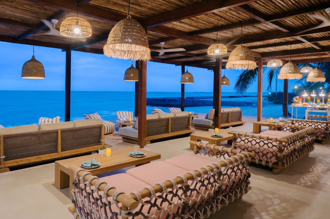 เลานจ์ริมทะเล Beach Society โคมไฟหวายกับโซฟาผ้าทอมองวิวอ่าวชะอำ