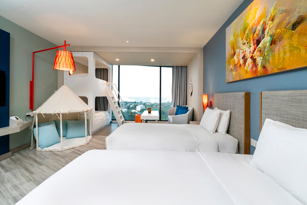 ห้อง KidSuite เตียงสองชั้นพร้อมเต็นท์เด็กและวิวทะเล