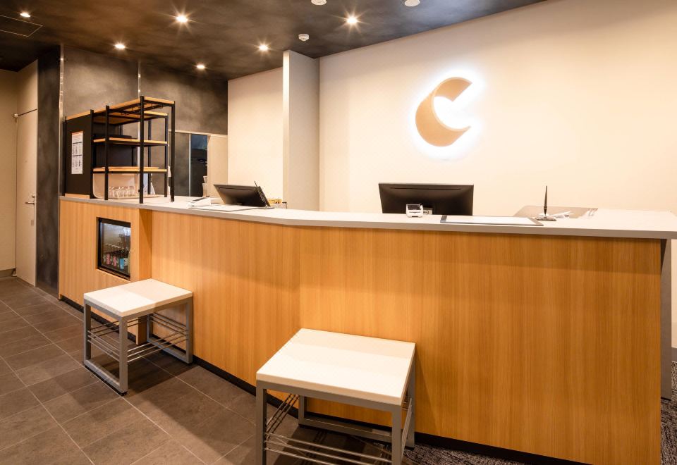 เคาน์เตอร์เช็คอินพร้อมโลโก้ Comfort Hotel ที่ล็อบบี้ Comfort Hotel ERA Ise อิเสะ