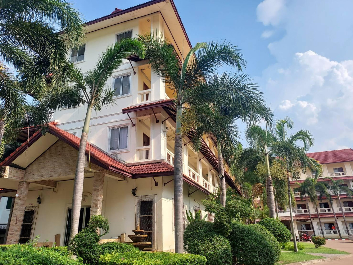 อาคารหลักสีครีมหลังคาแดงของ A.P. Garden Hotel กับสวนปาล์มร่มรื่น