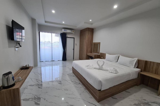 ห้อง Deluxe พื้นหินอ่อน เตียงใหญ่ มีระเบียง ที่ Nub Thong Residence กาฬสินธุ์
