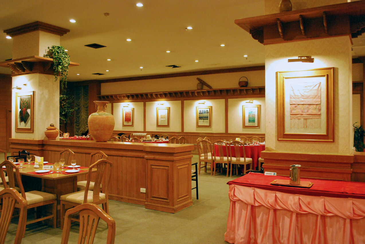 ห้องอาหารภายในโรงแรม Rimpao ตกแต่งสไตล์อีสานร่วมสมัย