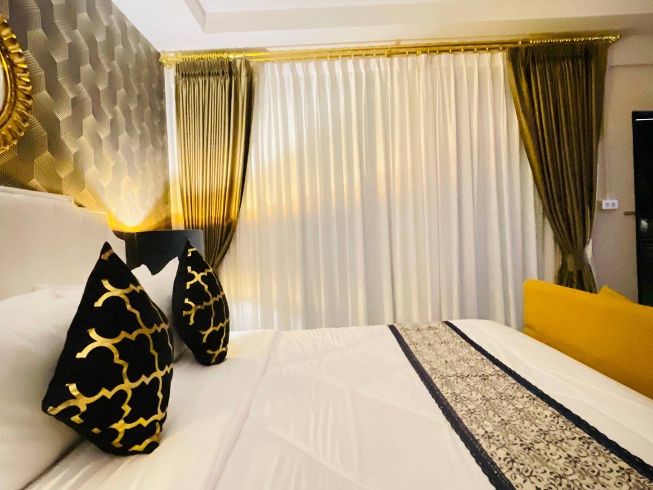 ห้องสวีทตกแต่งโทนทอง-ดำสไตล์ Modern Classic ของ Romlaphass Boutique Villa