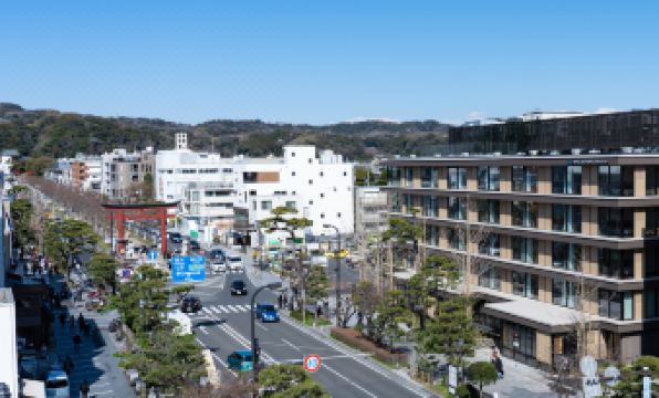 วิวจากโรงแรม Hotel Metropolitan Kamakura มองเห็นถนน Wakamiya Oji และโทริอิสีแดงของ Tsurugaoka Hachimangu