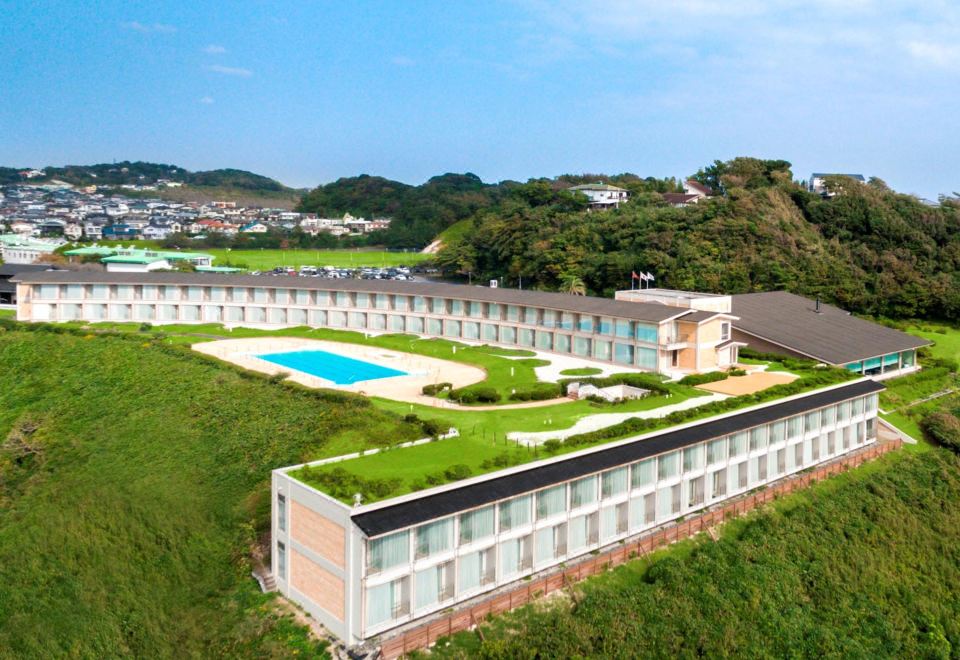 Kamakura Prince Hotel มุมมองทางอากาศแสดงอาคารโรงแรมและสระว่ายน้ำ outdoor
