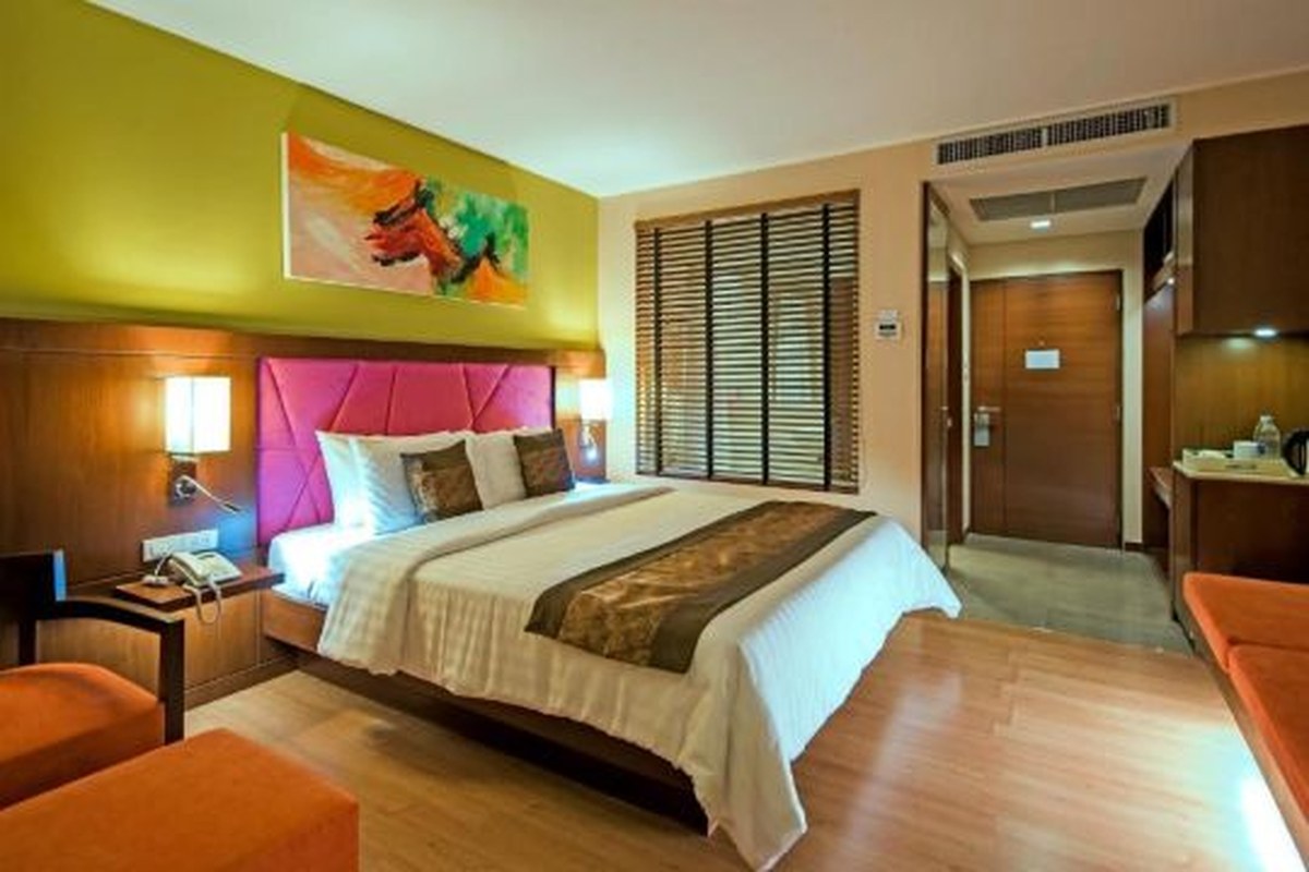 ห้องพัก Navarat Heritage Hotel หัวเตียงสีชมพู พื้นไม้ ภาพวาดสีสด