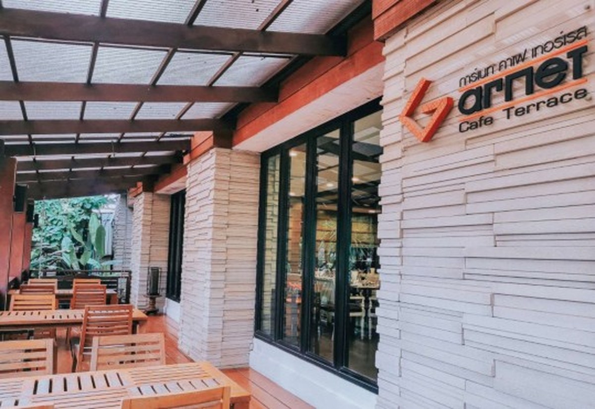 Garnet Cafe Terrace ระเบียงไม้หน้าโรงแรม Navarat Heritage