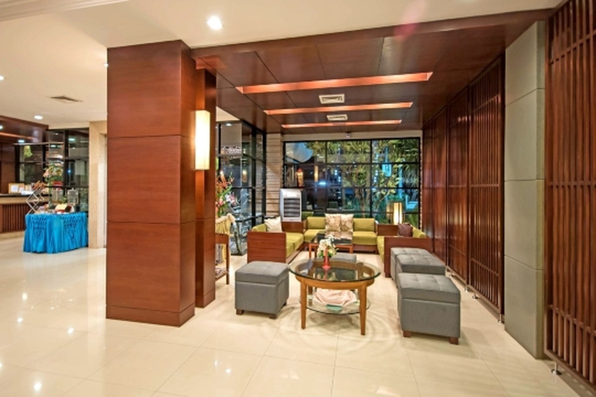 ล็อบบี้และมุมนั่งเล่นไม้สักของ Navarat Heritage Hotel กำแพงเพชร