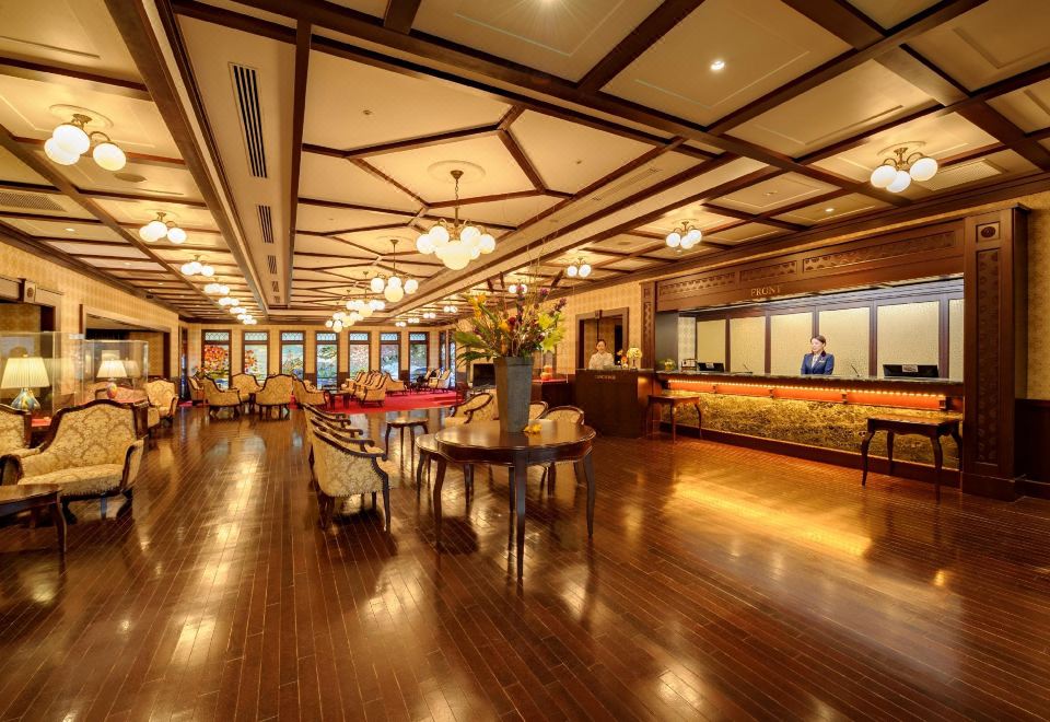 ล็อบบี้ต้อนรับสไตล์ Taisho Roman และเคาน์เตอร์ Front Desk ของ Hakuchoro Hotel