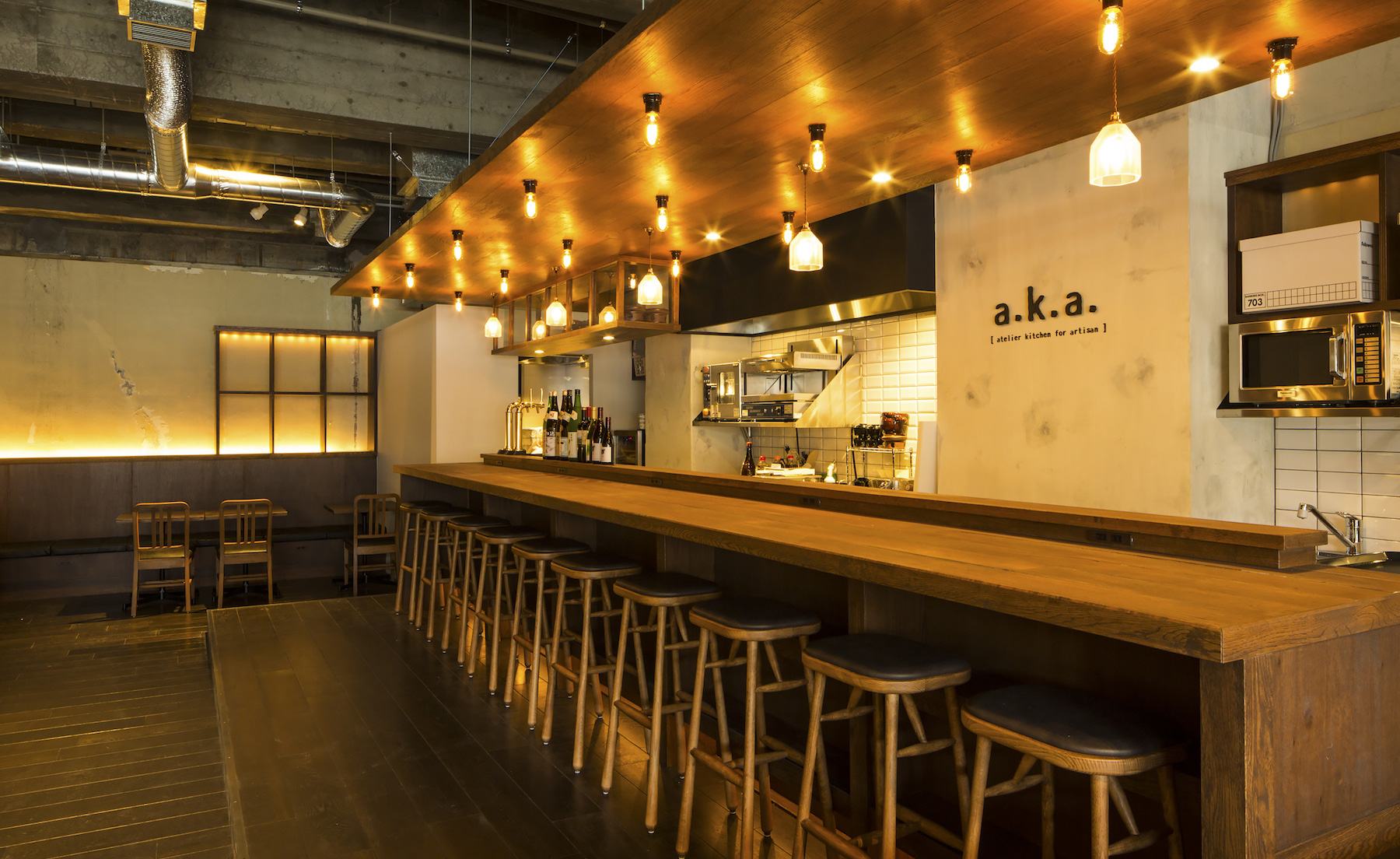 ร้านอาหาร a.k.a. atelier kitchen ภายใน HATCHi Kanazawa บรรยากาศ industrial-chic อบอุ่น